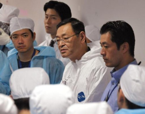 Masao Yoshida (c), ancien responsable de la centrale nucléaire Fukushima Daiichi de Tokyo Electric Power (Tepco), le 12 novembre 2011, à Okuma, dans le nord du Japon.jpg