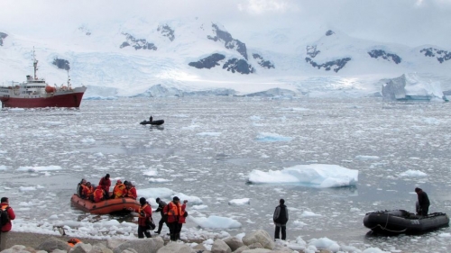 touristes-debarquent-d-un-brise-glace-sur-la-peninsule-d-antarctique-en-janvier-2010_4662814.jpg